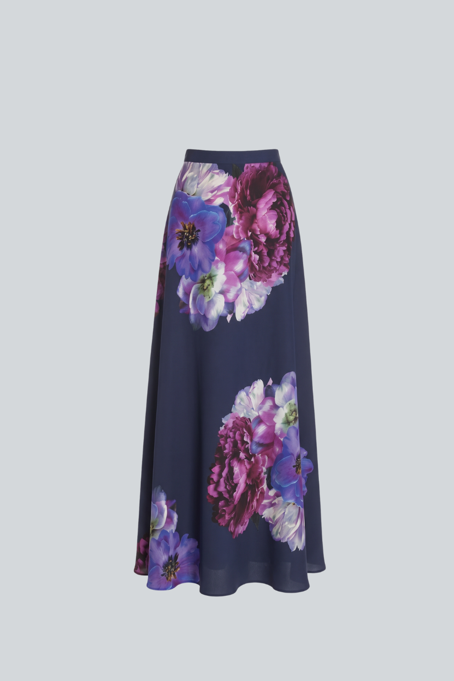 Falda larga de Pánuco con maxi estampado floral sobre fondo azul marino y corte en A
