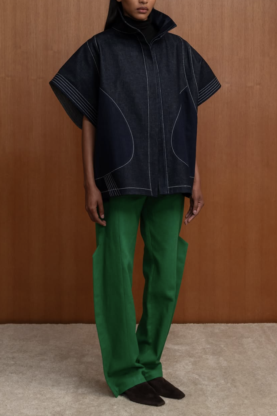 Ensamble Izote de denim oversize con manga corta de Cancino en modelo