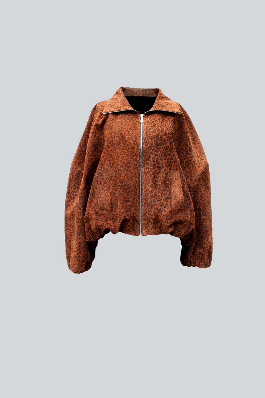 Chamarra Leo de Amkie Gamus, bomber con estampado cheetah y cierre frontal de ante