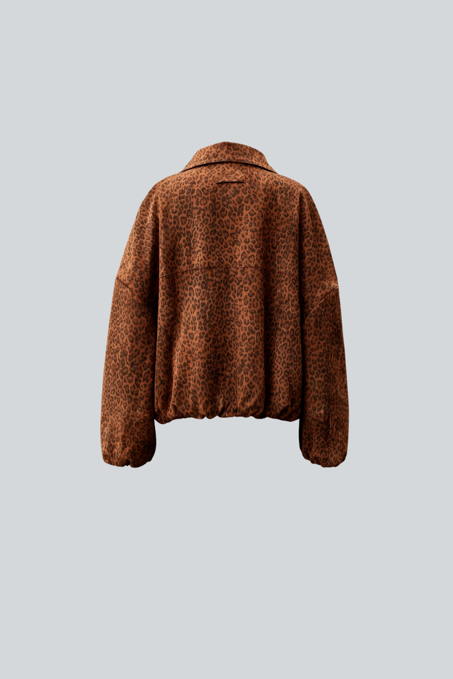 Chamarra Leo de Amkie Gamus vista posterior, chamarra bomber con estampado cheetah