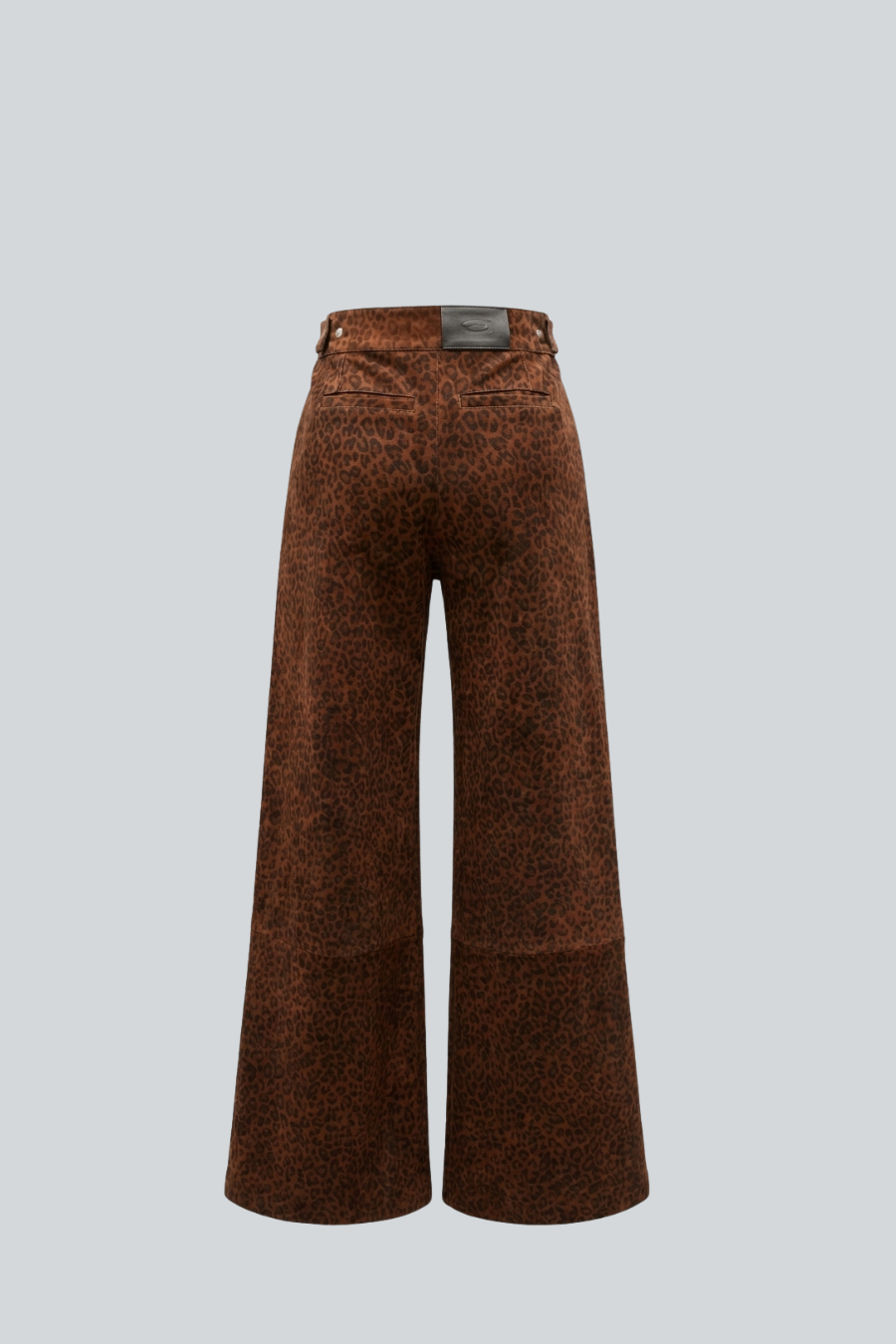 Pantalón Leo de Amkie Gamus vista posterior, pantalón de ante estampado leopardo.