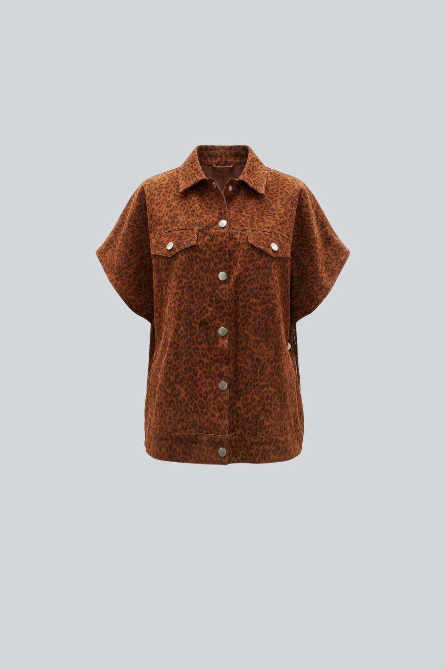 Capa Leo de Amkie Gamus, capa oversize tipo chaleco de ante con estampado de leopardo