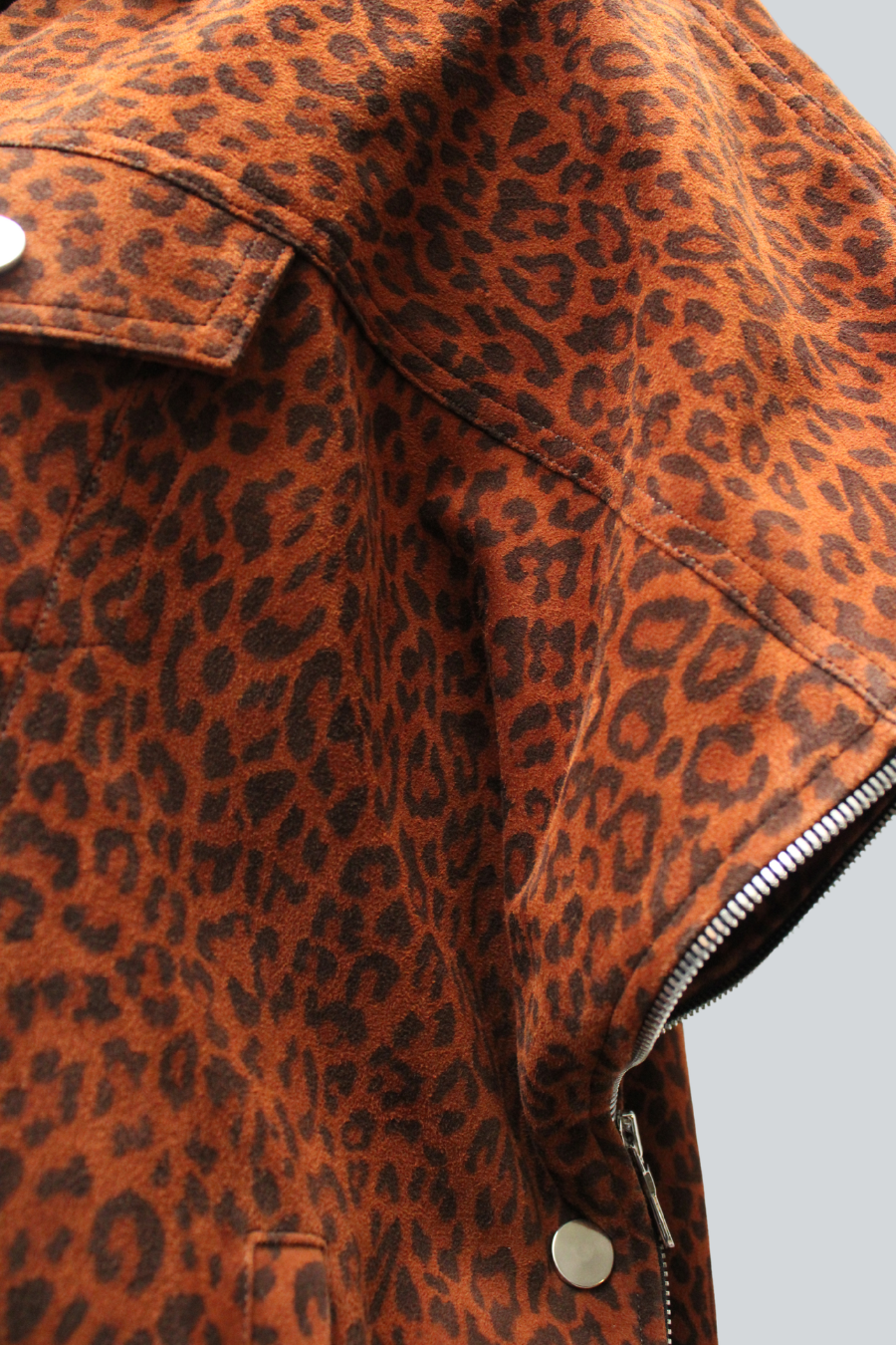 Capa Leo de Amkie Gamus vista posterior, silueta oversize de ante estampado de leopardo