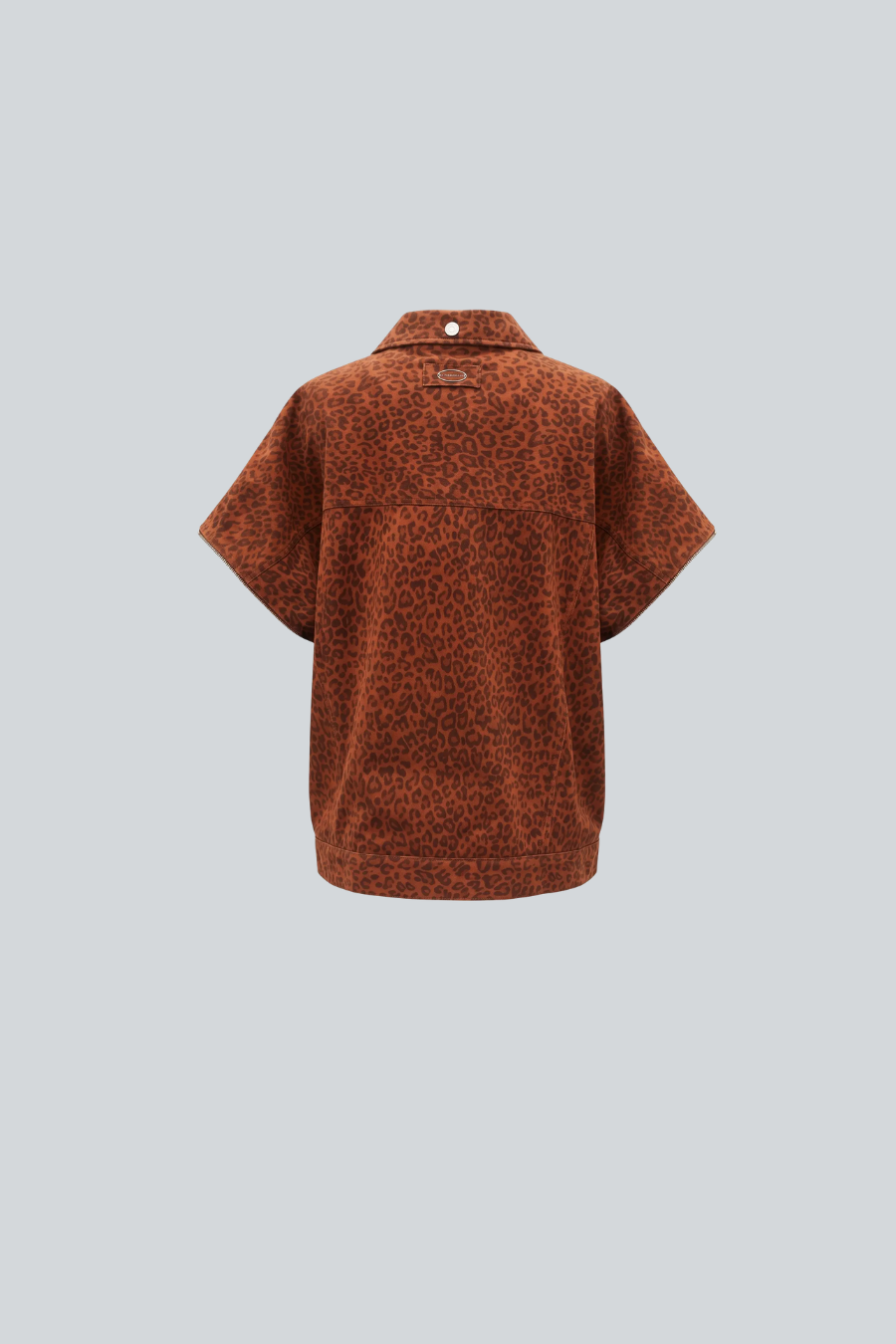 Capa Leo de Amkie Gamus vista posterior, silueta oversize de ante estampado de leopardo