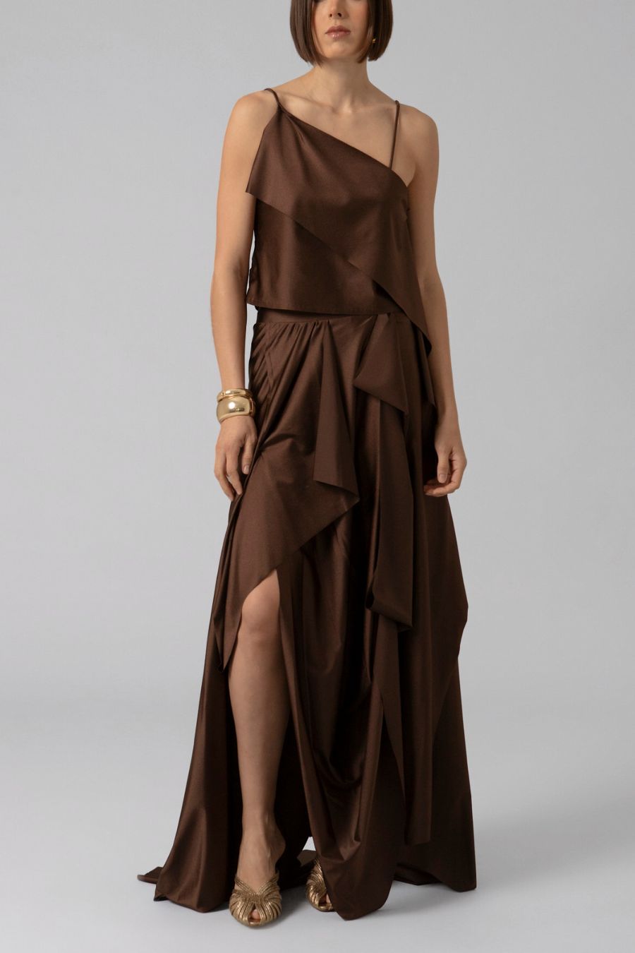 falda larga de tela café y top de diseño asimétrico con tirante café