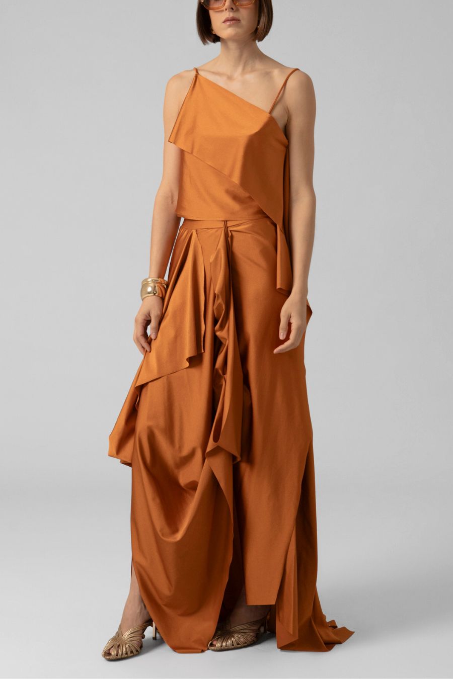 falda larga de tela naranja y top de diseño asimétrico con tirante naranja