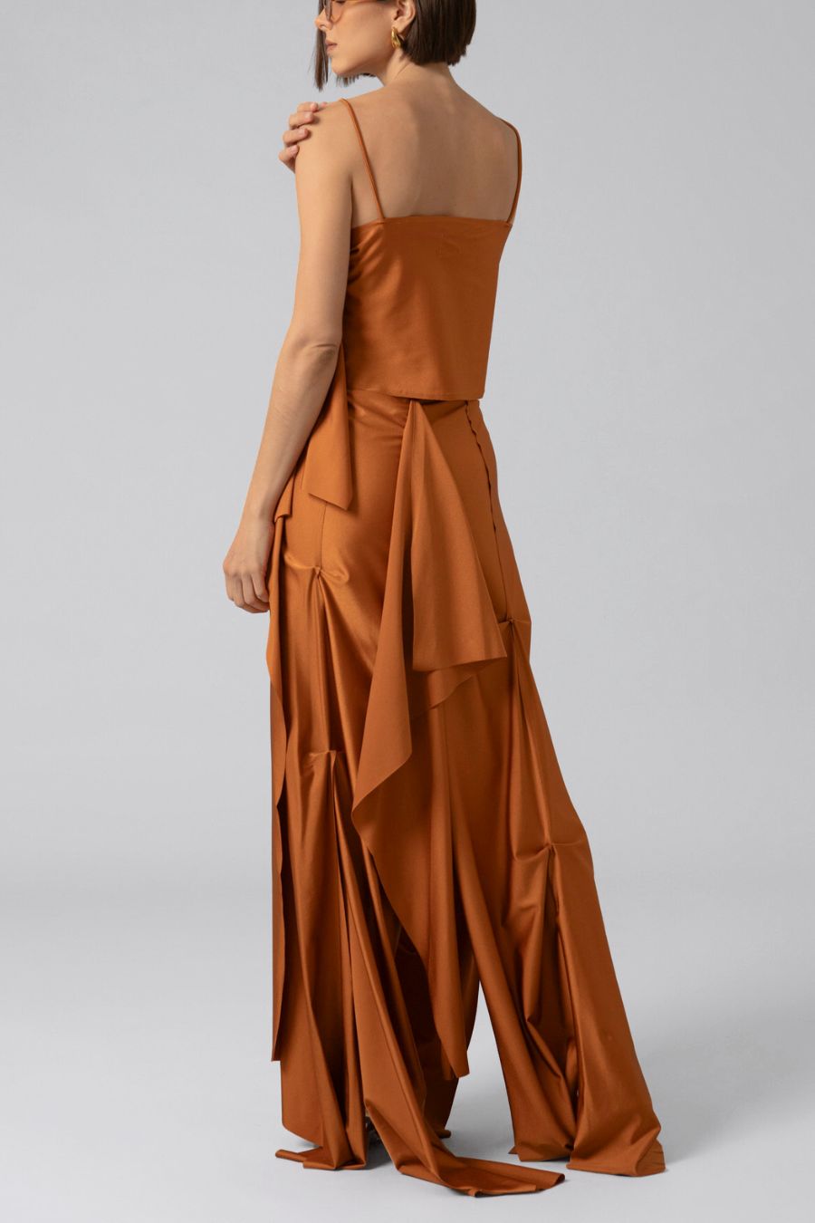 falda larga de tela naranja y top de diseño asimétrico con tirante naranja