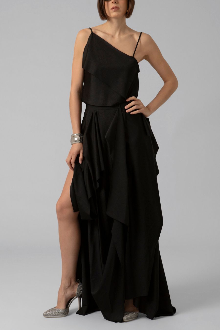 falda larga de tela negra y top de diseño asimétrico con tirante negro