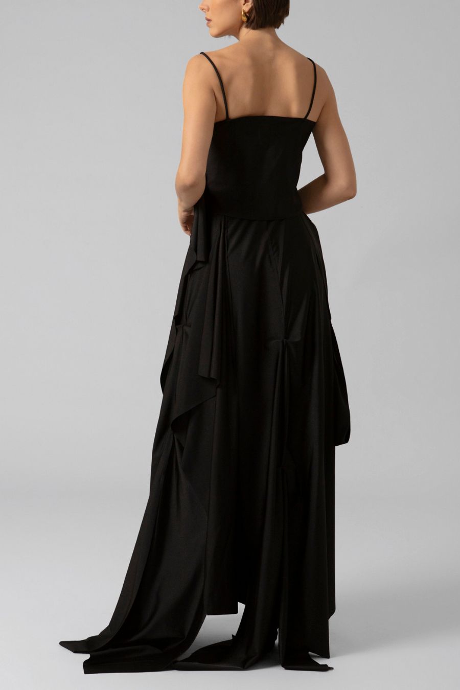 falda larga de tela negra y top de diseño asimétrico con tirante negro