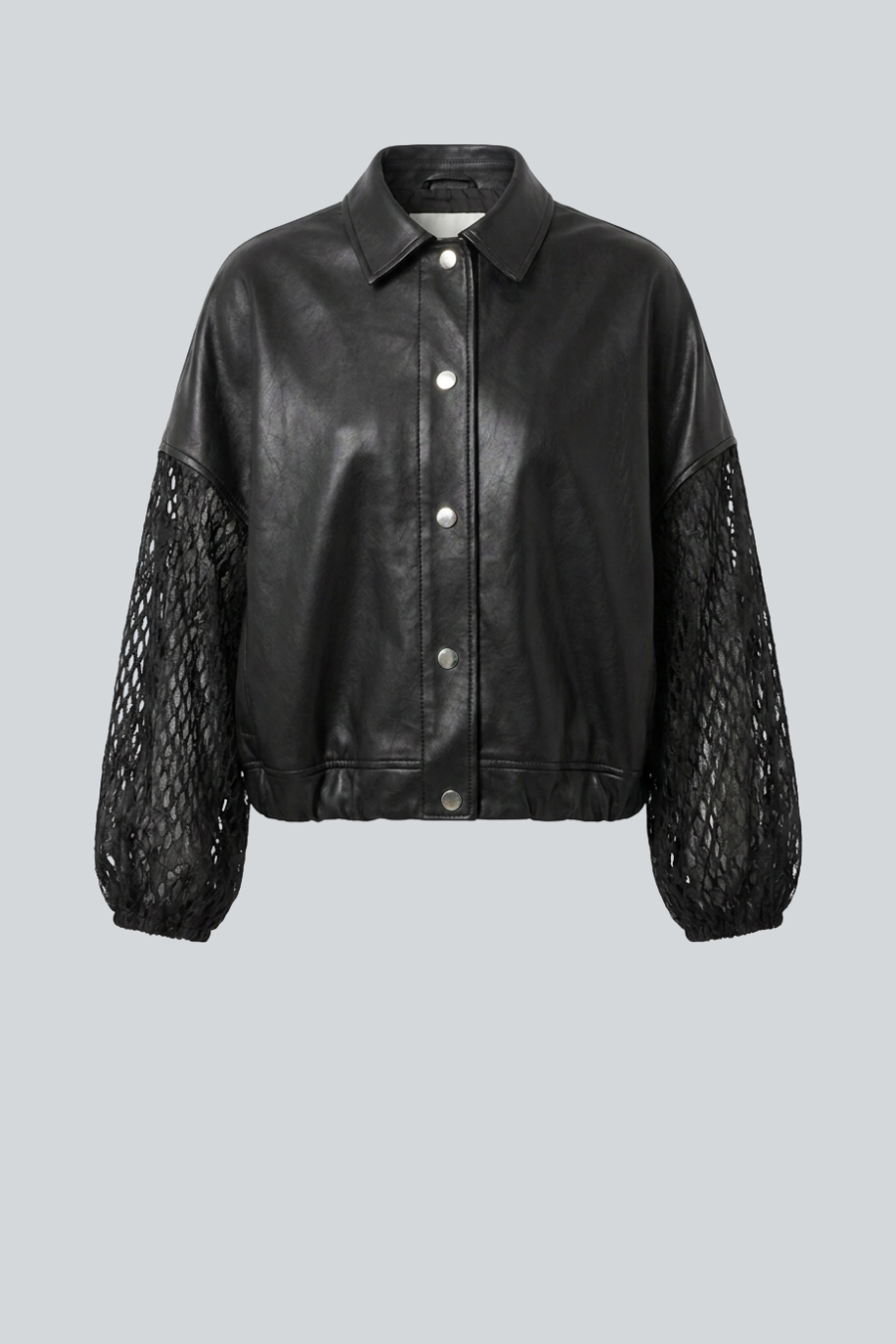 Chamarra bomber de piel de cordero negra con mangas laser cut de Amkie Gamus, vista frontal.