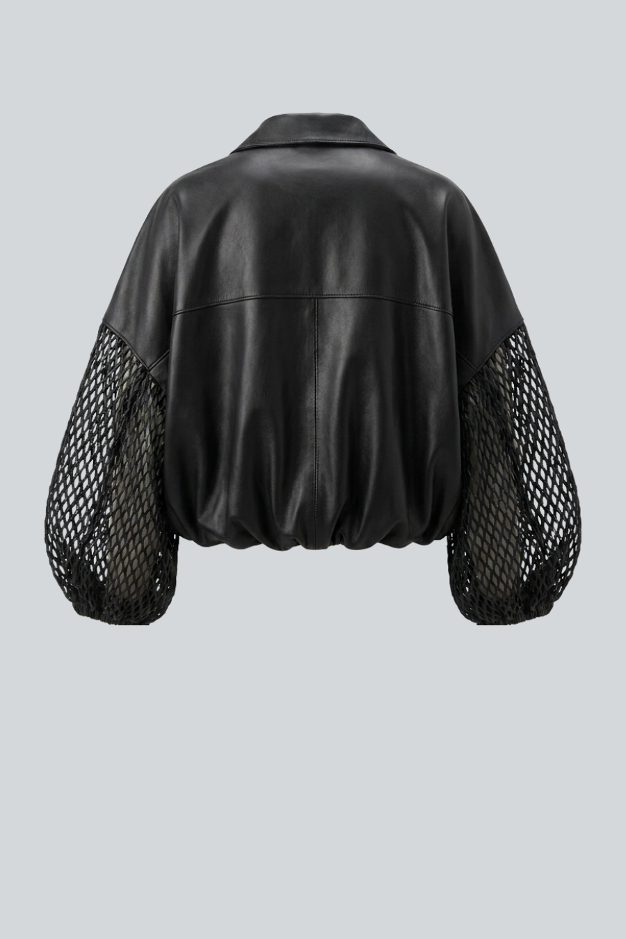 Chamarra bomber de piel de cordero negra con mangas laser cut de Amkie Gamus, vista posterior.