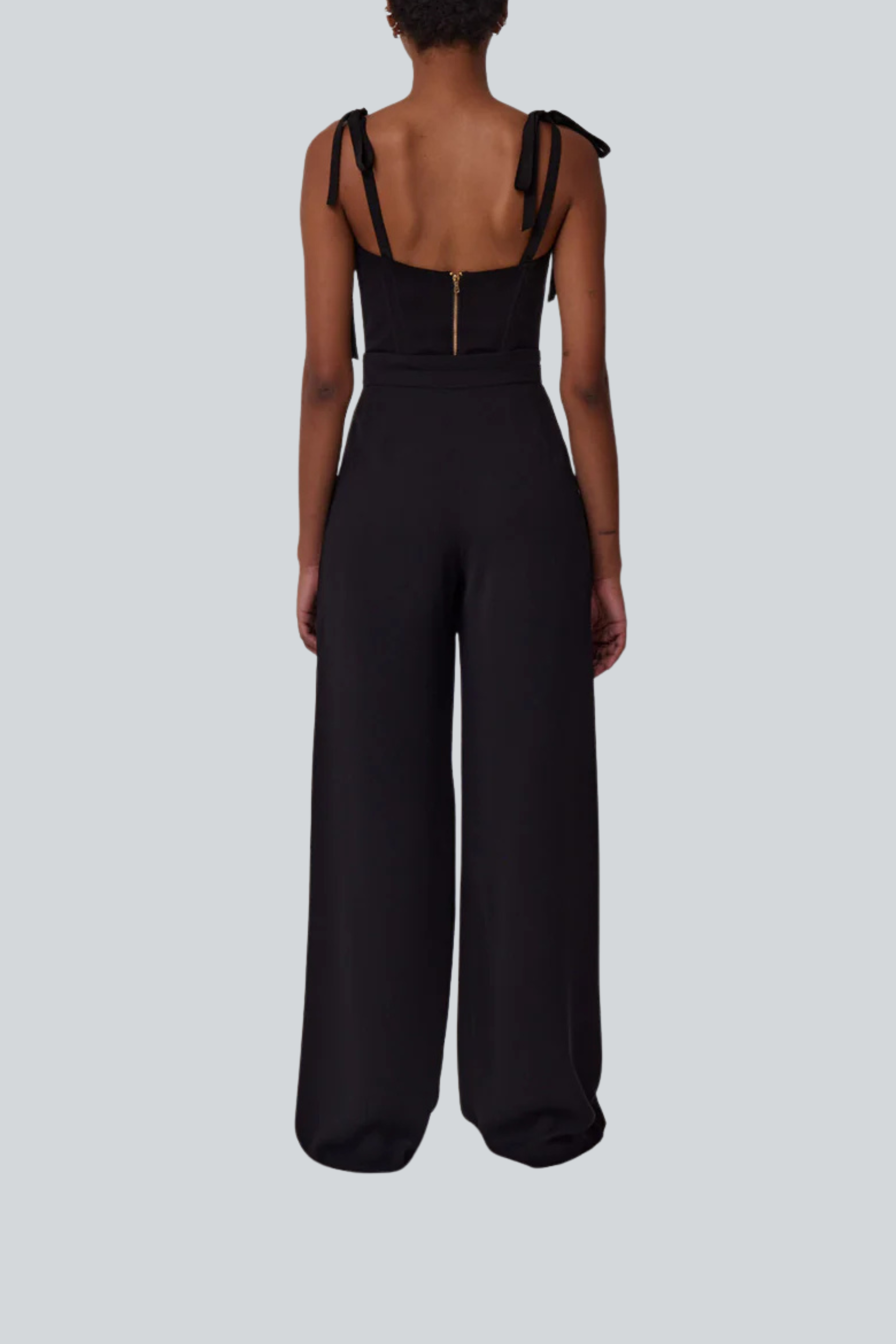 Pantalón Ritz negro de tiro alto y pierna amplia en crepé para mujer de Sandra Weil vista posterior en modelo.