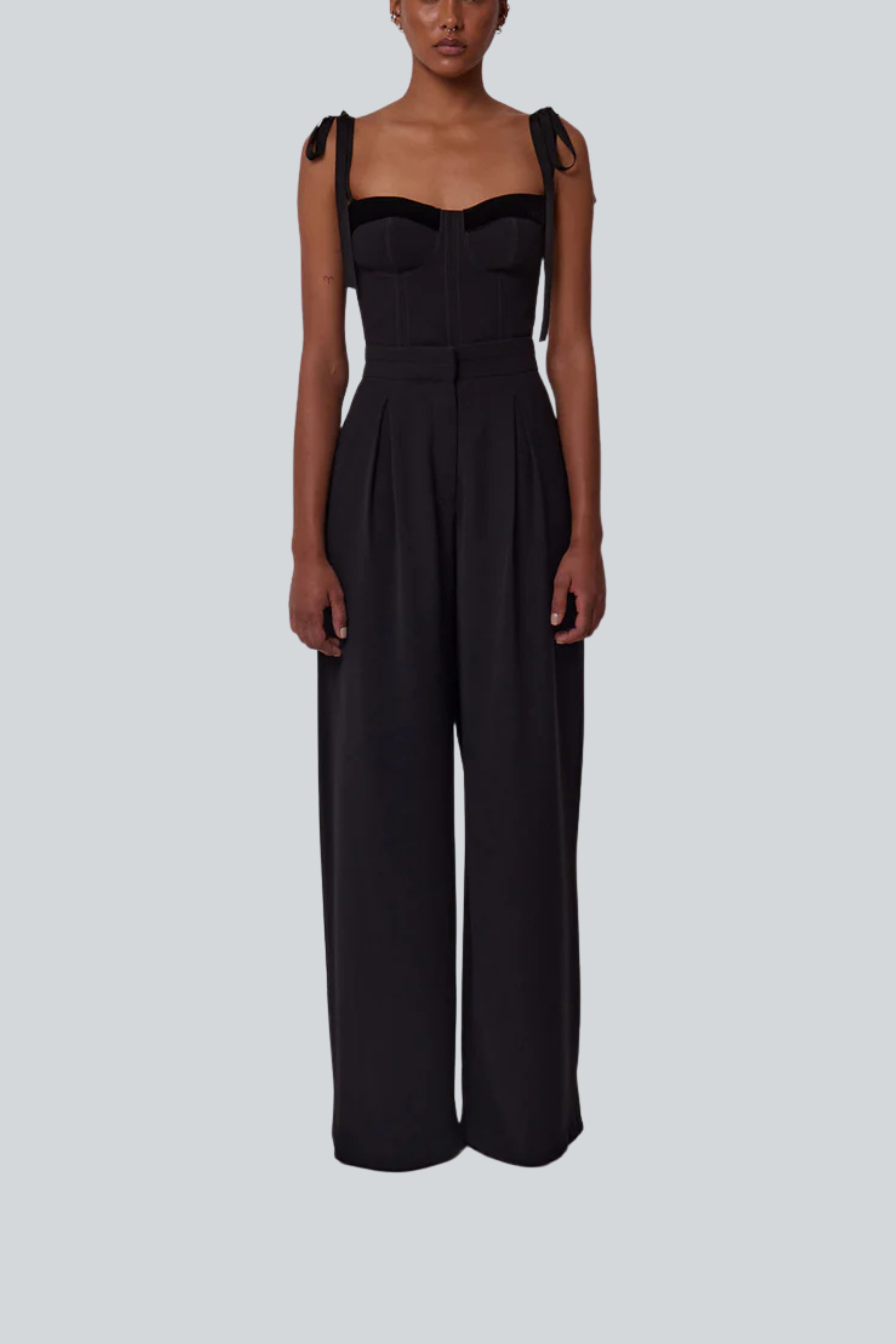 Pantalón Ritz negro de tiro alto y pierna amplia en crepé para mujer de Sandra Weil vista en modelo.