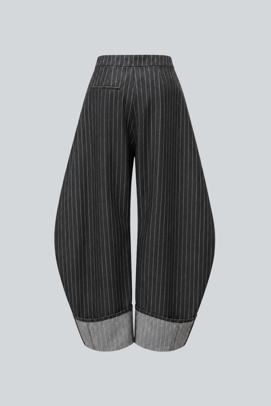 Pantalón Degollado de Cancino vista posterior, silueta balloon de denim de rayas