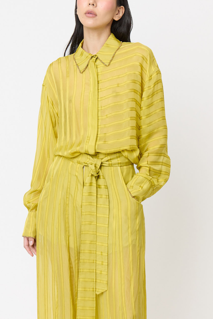 Blusa Sunny Shirt amarilla de Sandra Weil en chiffon con lazo al cuello, vista en modelo