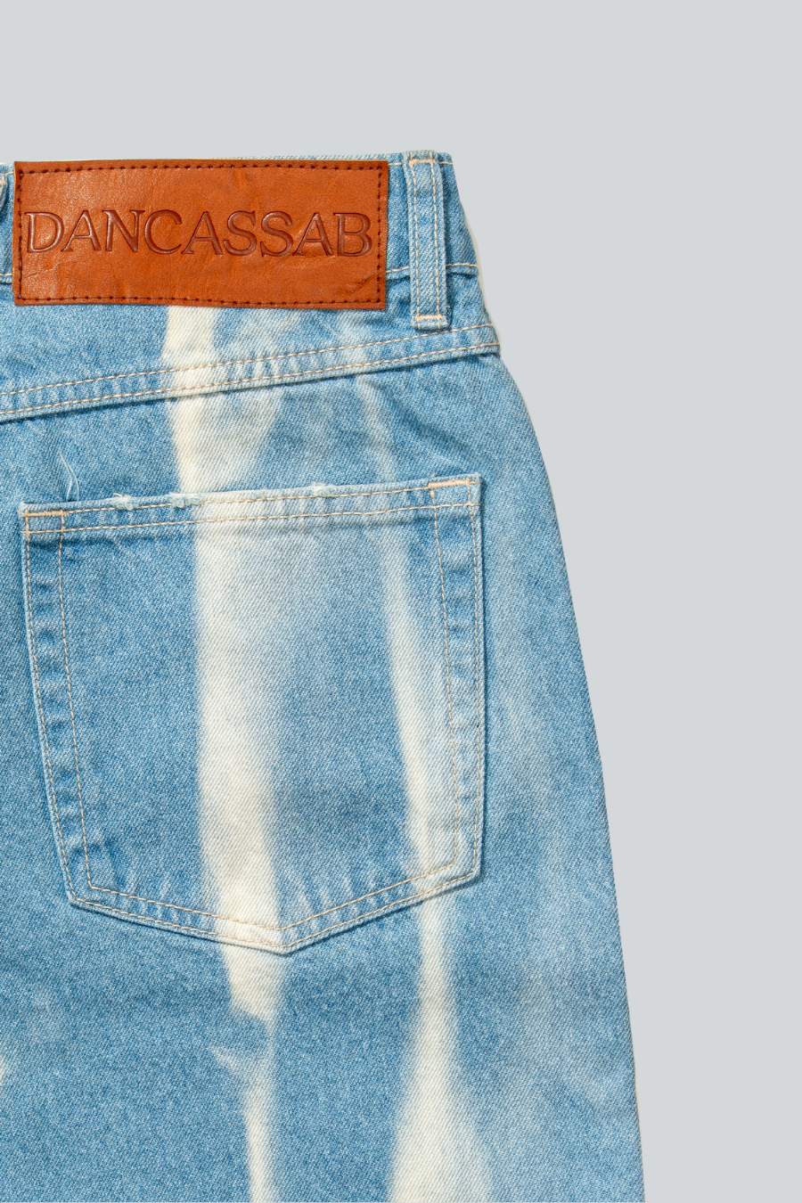 Detalle de las aperturas a la altura de las rodillas del Pantalón Judy de Dan Cassab