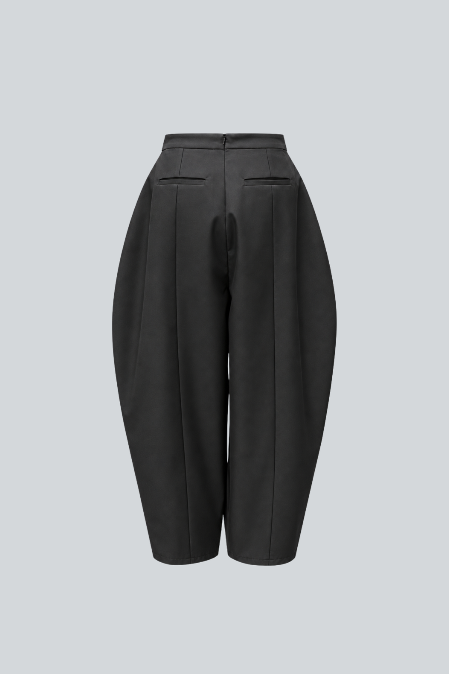 Pantalón Tuna de Cancino visto por detrás con silueta balloon en color negro