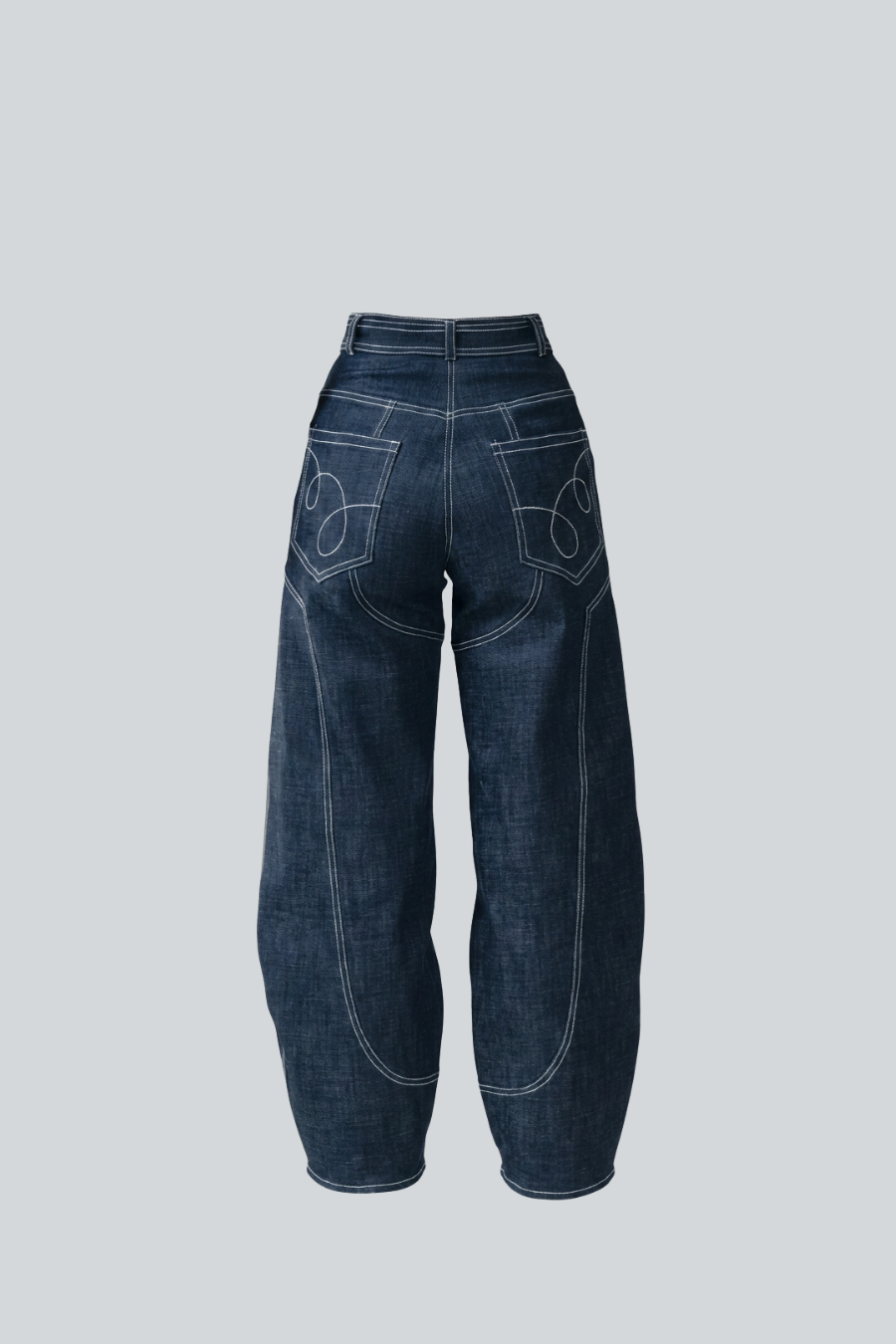 Pantalón Dalia de Vero Díaz vista posterior, silueta globo de denim con costuras en contraste