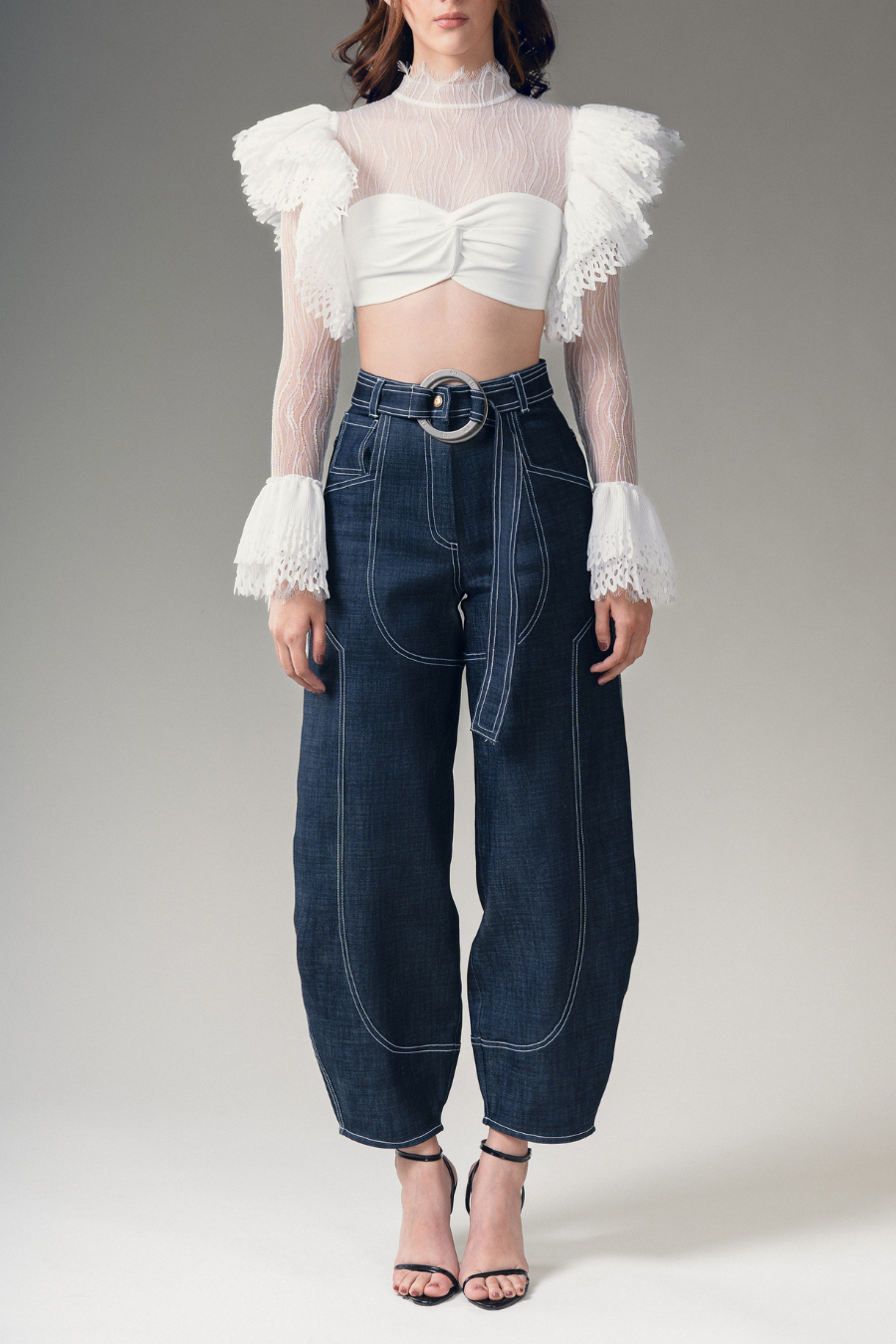 Pantalón Dalia de Vero Díaz vista posterior, silueta globo de denim con costuras en contraste vista en modelo.