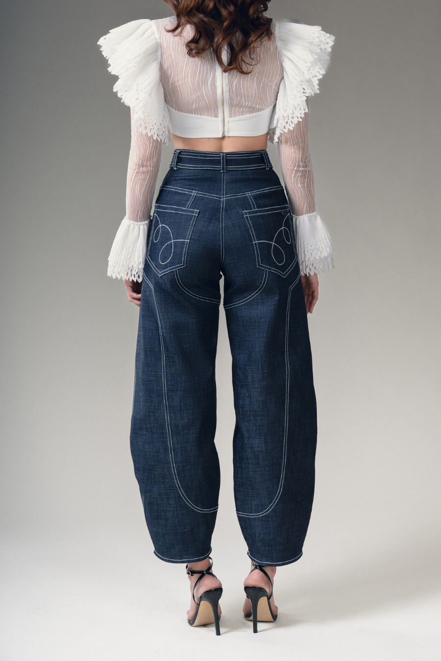 Pantalón Dalia de Vero Díaz vista posterior, silueta globo de denim con costuras en contraste vista posterior