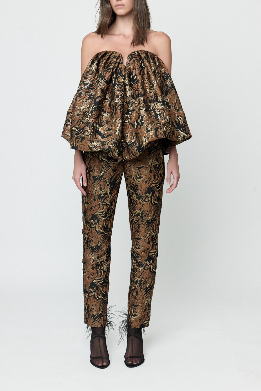 Pantalón Kate de cintura alta y pierna recta para mujer vista en modelo.