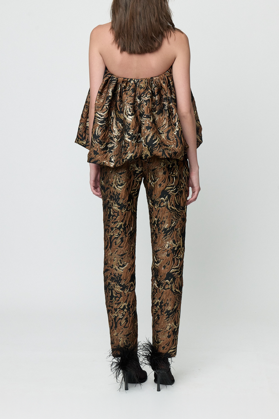 Pantalón Kate de cintura alta y pierna recta para mujer vista en modelo vista posterior.