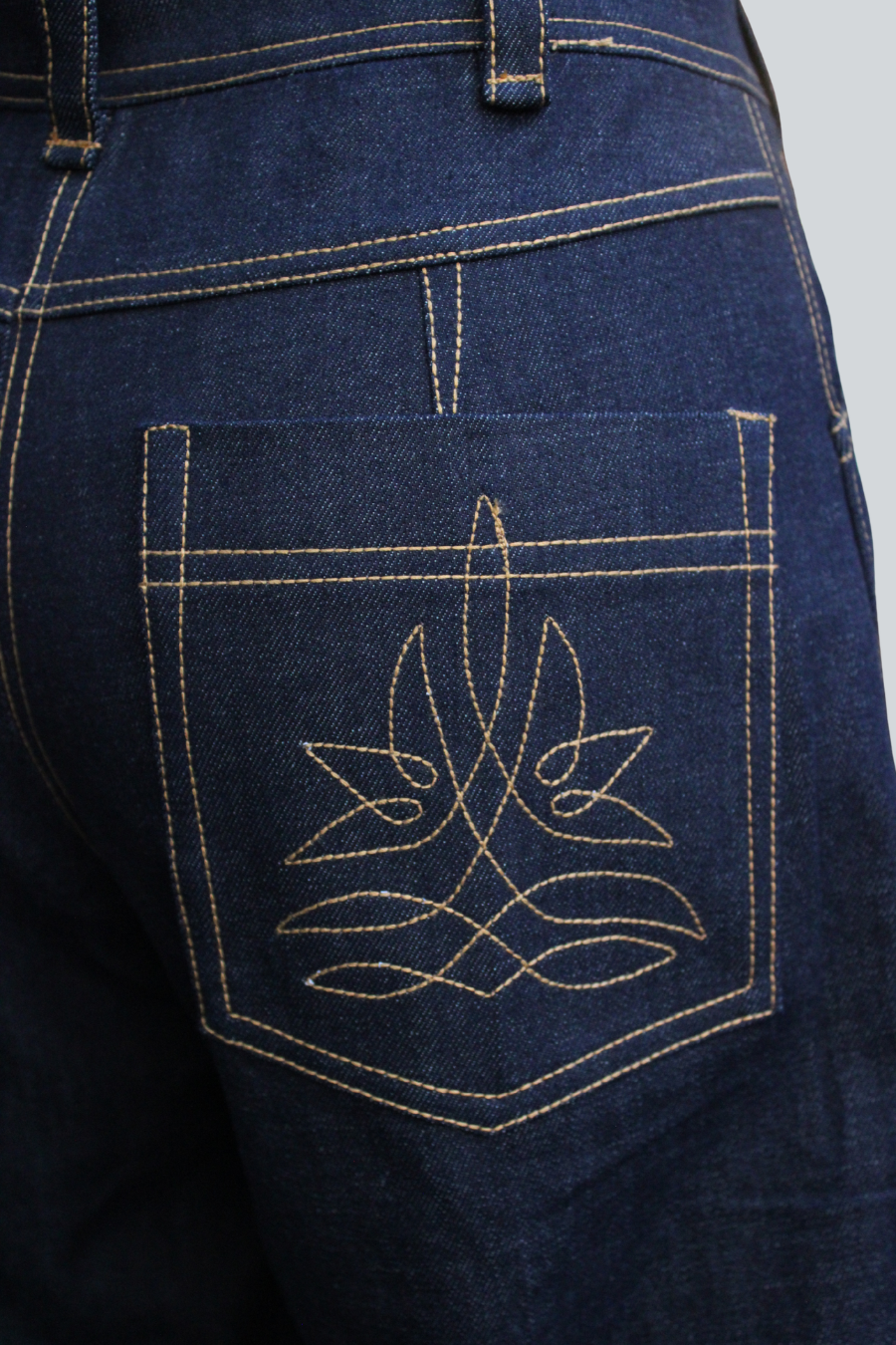 Detalle de las costuras en contraste del Pantalón Georgia de Jeanette Toscano