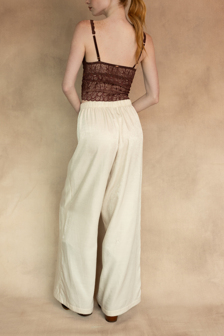 Pantalón Satyn Lyra Ivory de Entos, pantalón largo de satén color marrón vista posterior.