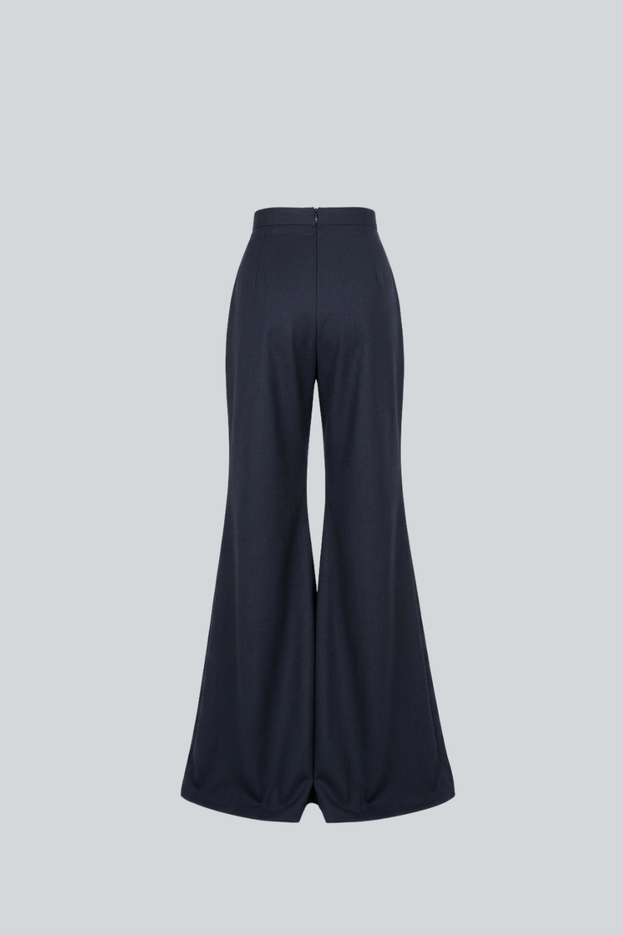 Pantalón Semiajustado de Pánuco vista posterior, silueta acampanada con cauda