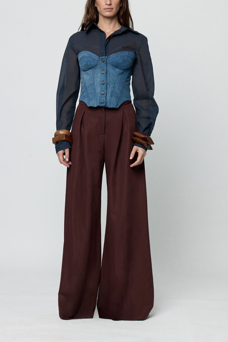 Pantalón Unravel visto por detrás, pantalón de cintura alta y pierna ancha vista modelo.