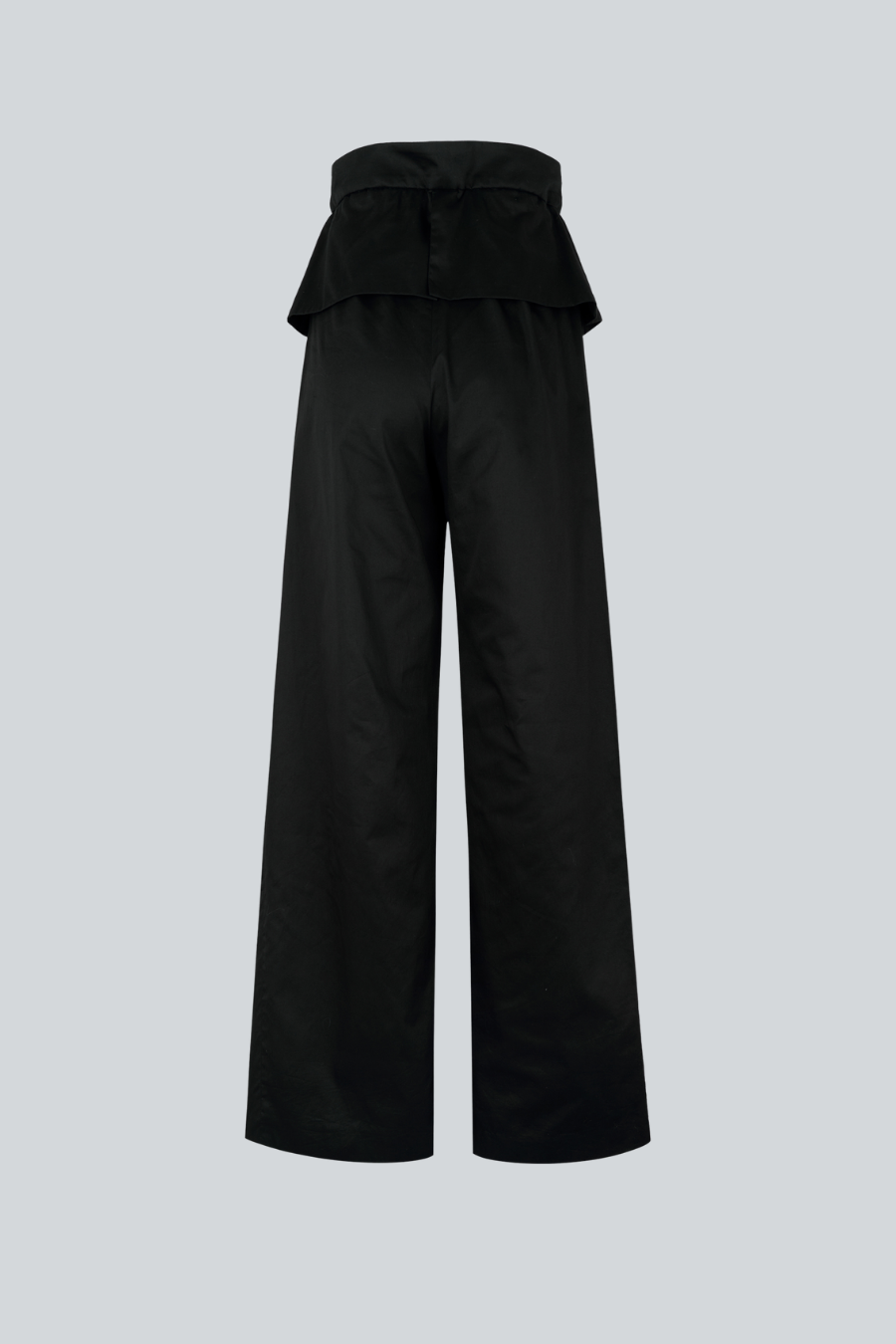 Pantalón Whisper visto por detrás, diseño de pierna recta y cintura sobrepuesta 