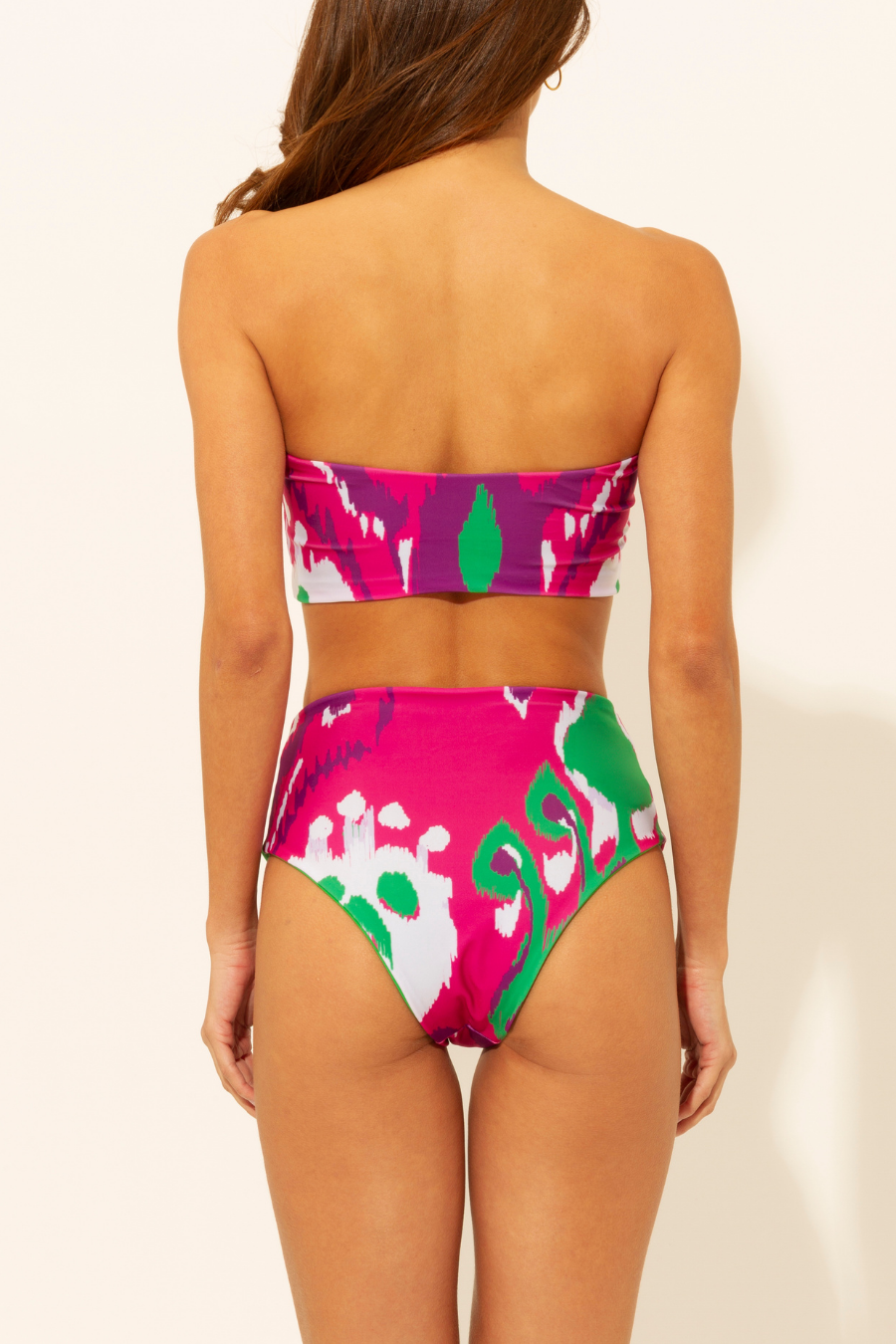 Bikini Penelope Maui de SG Eleazar con estampado paisley en tonos rosas. vista posterior.