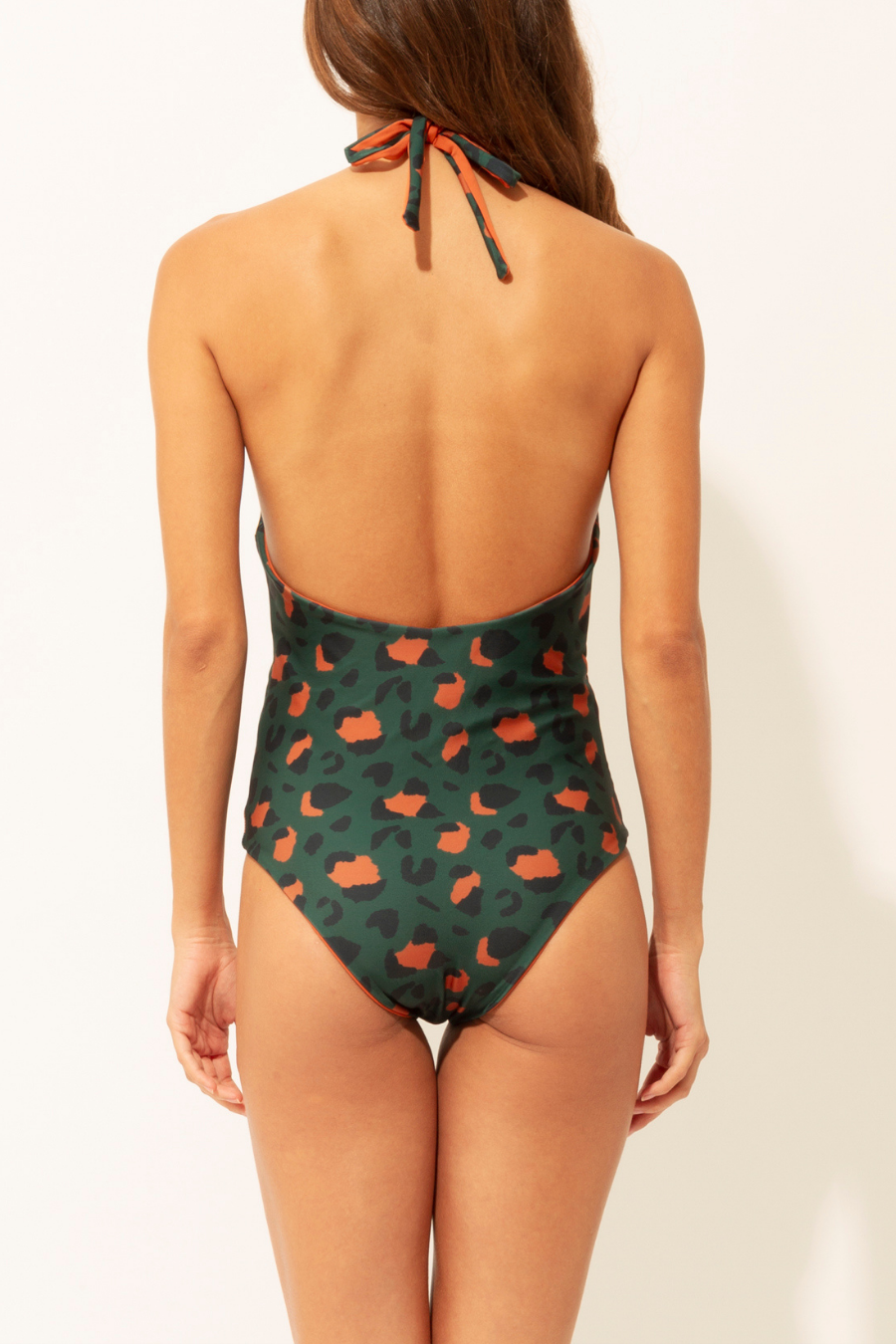 Pili Careyes Cheetah de SG Eleazar, traje de baño de una pieza halter con estampado cheetah vista posterior.
