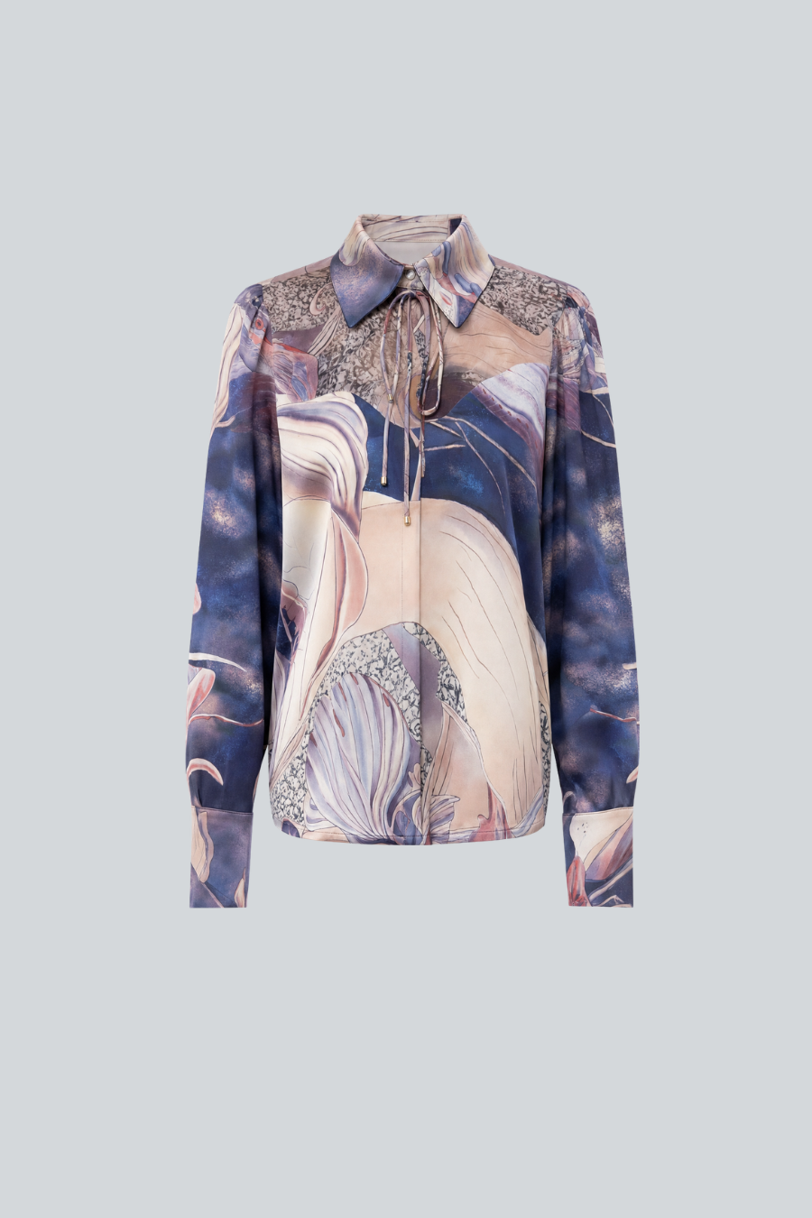 Blusa Jazmín de Arial 12 con manga larga, cuello estructurado, transparencias en los hombros y estampado icónico
