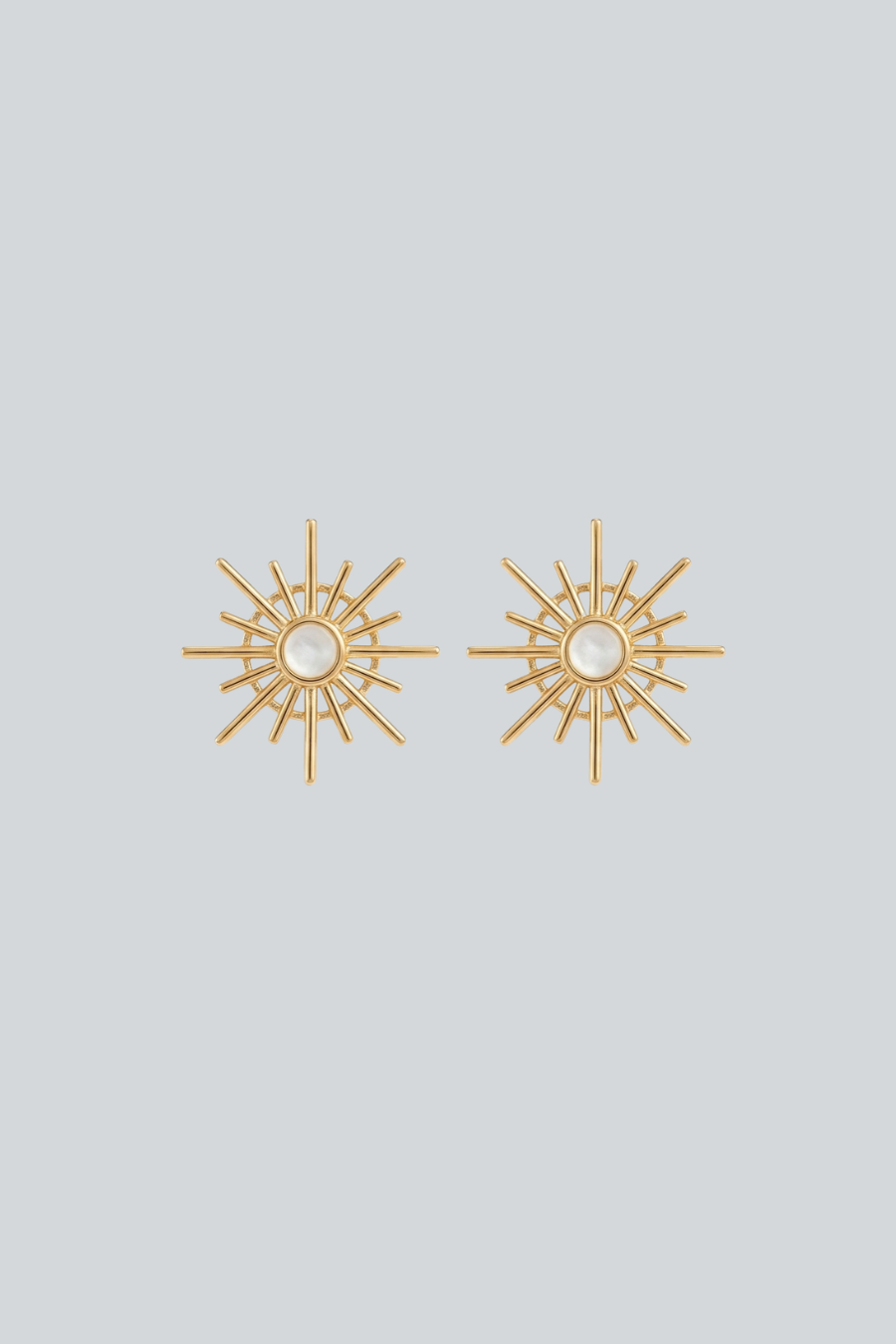 Aretes Star Petite de Astrid Wear con acabado de chapa de oro de 24 quilates y diámetro de 2 cm