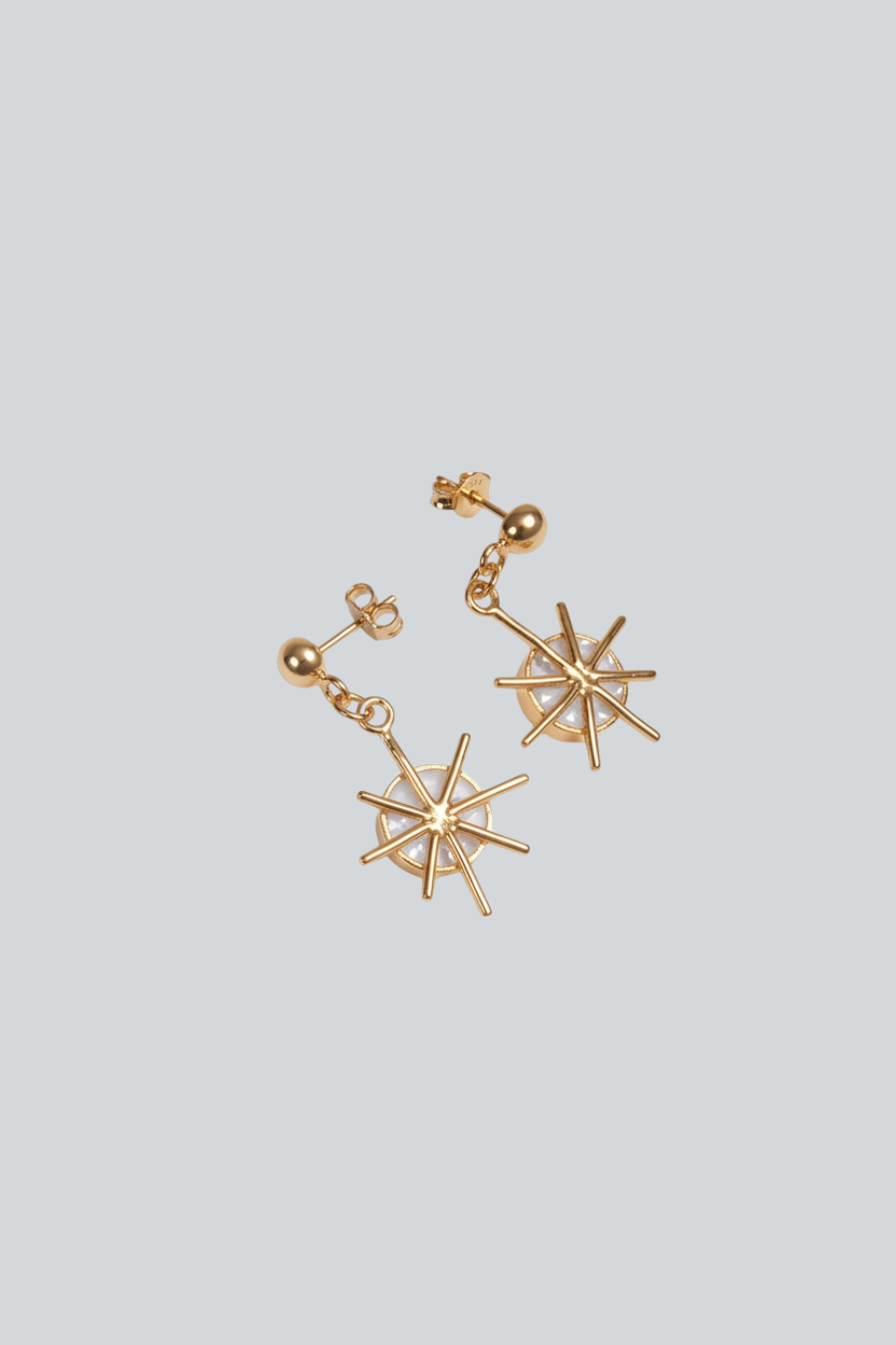 Aretes Star Van de Astrid Wear con acabado de chapa de oro de 24 quilates, 2 cm de diámetro y 3.5 cm de largo