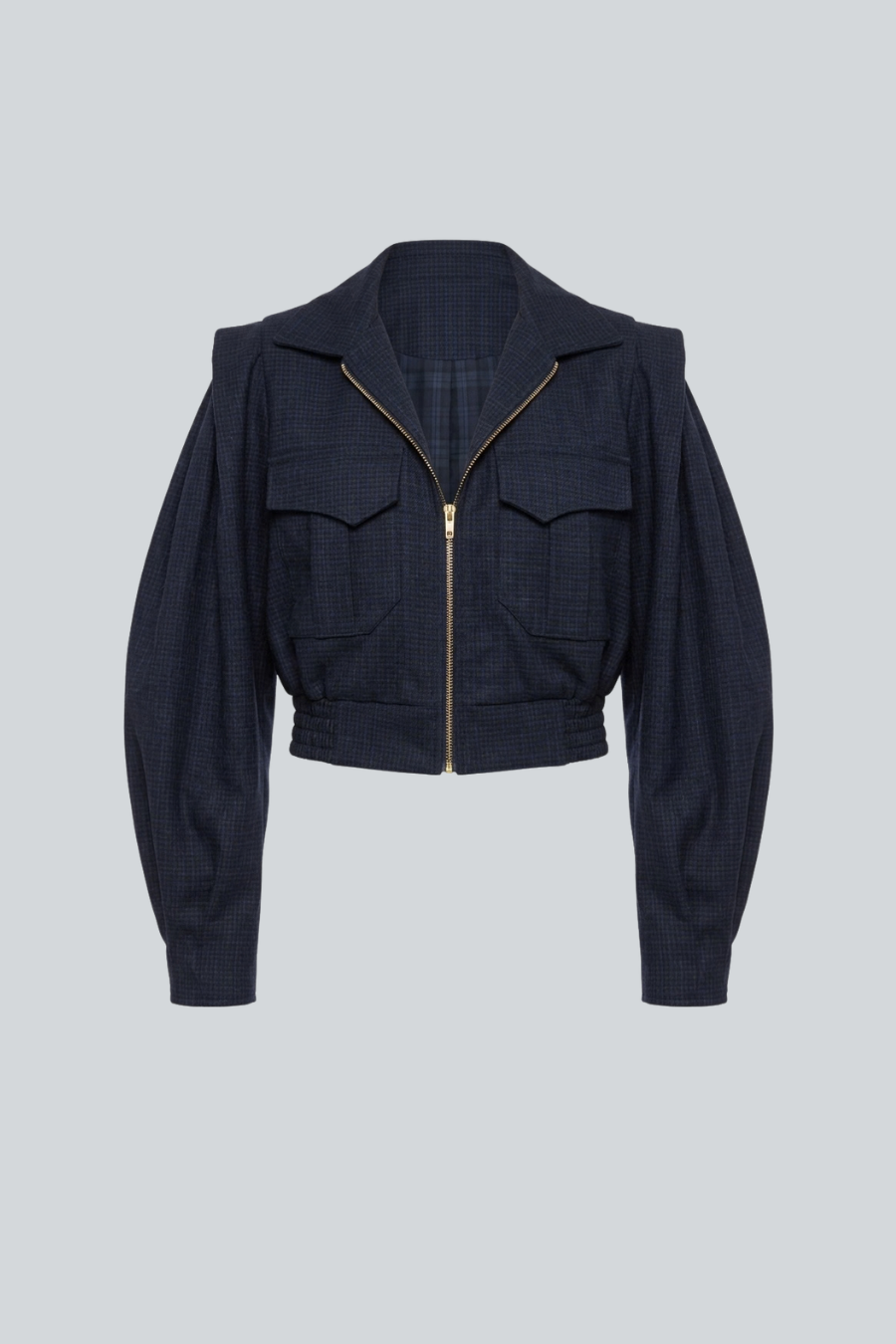 Chamarra Tongo de Arial 12, chaqueta cropped con detalle en hombros y mangas plisadas 