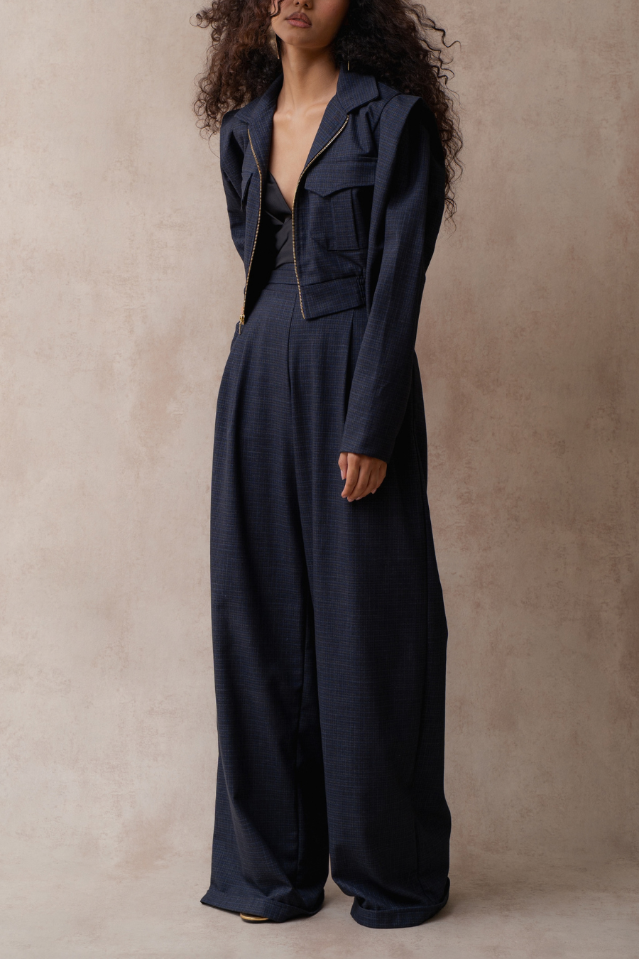 Chamarra Tongo de Arial 12 vista en modelo, chaqueta cropped estructurada 