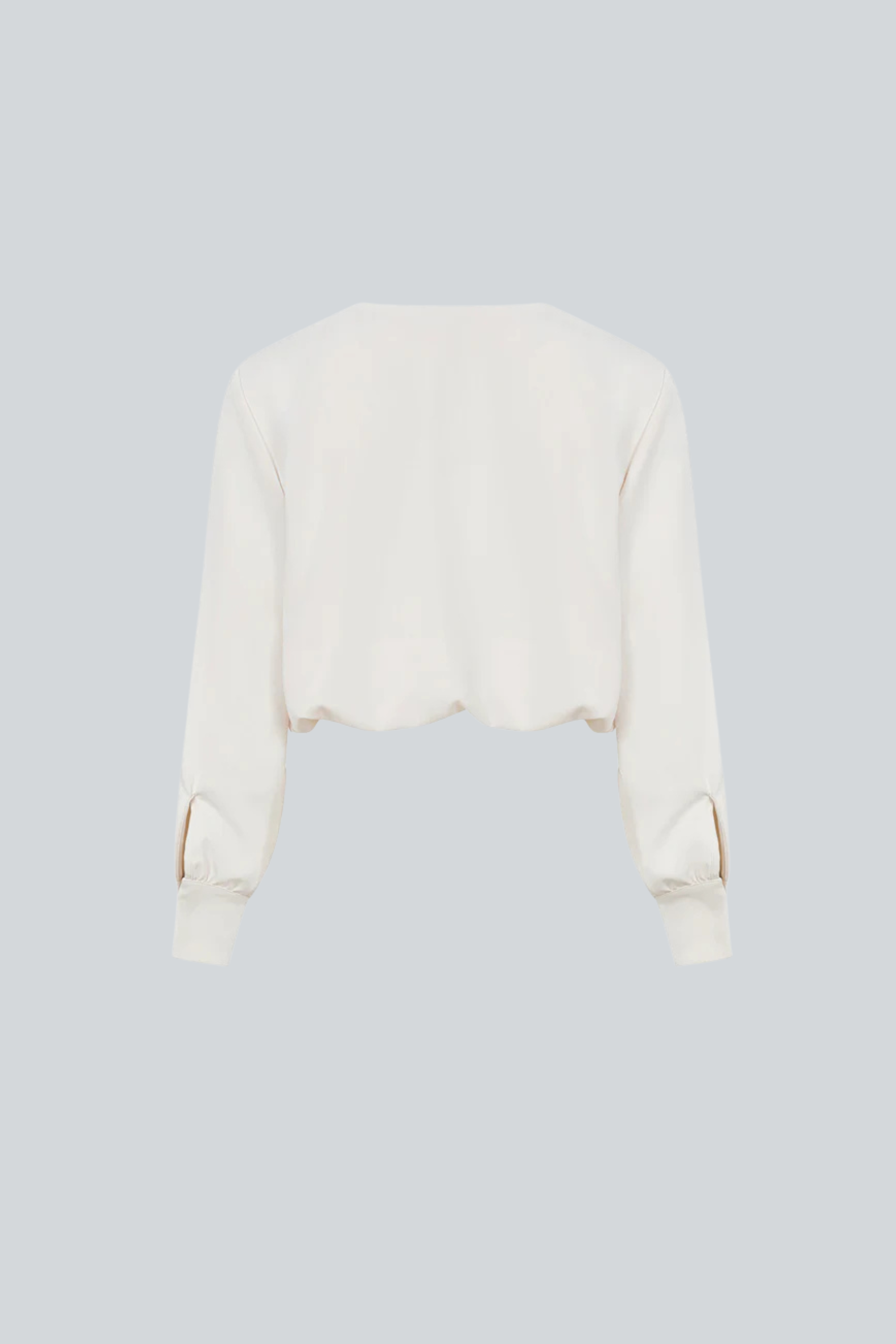 Blusa Goya natural de silueta envolvente con escote en V y mangas largas vista posterior.