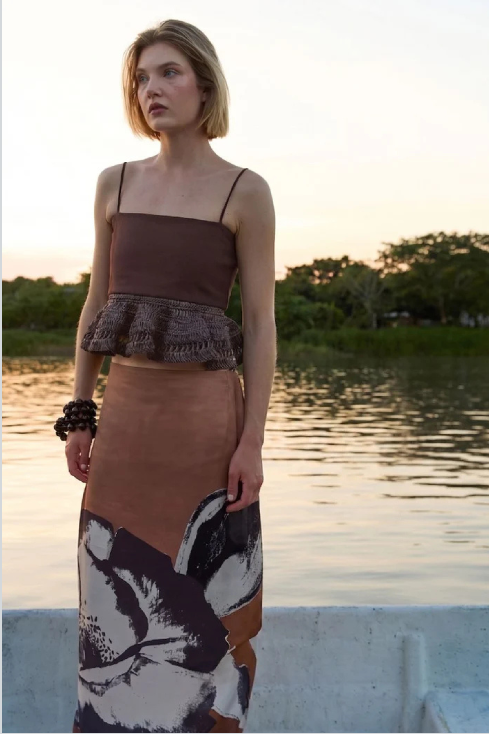 Crop top peplum de PADOVA elaborado en rafia natural, vista en modelo.