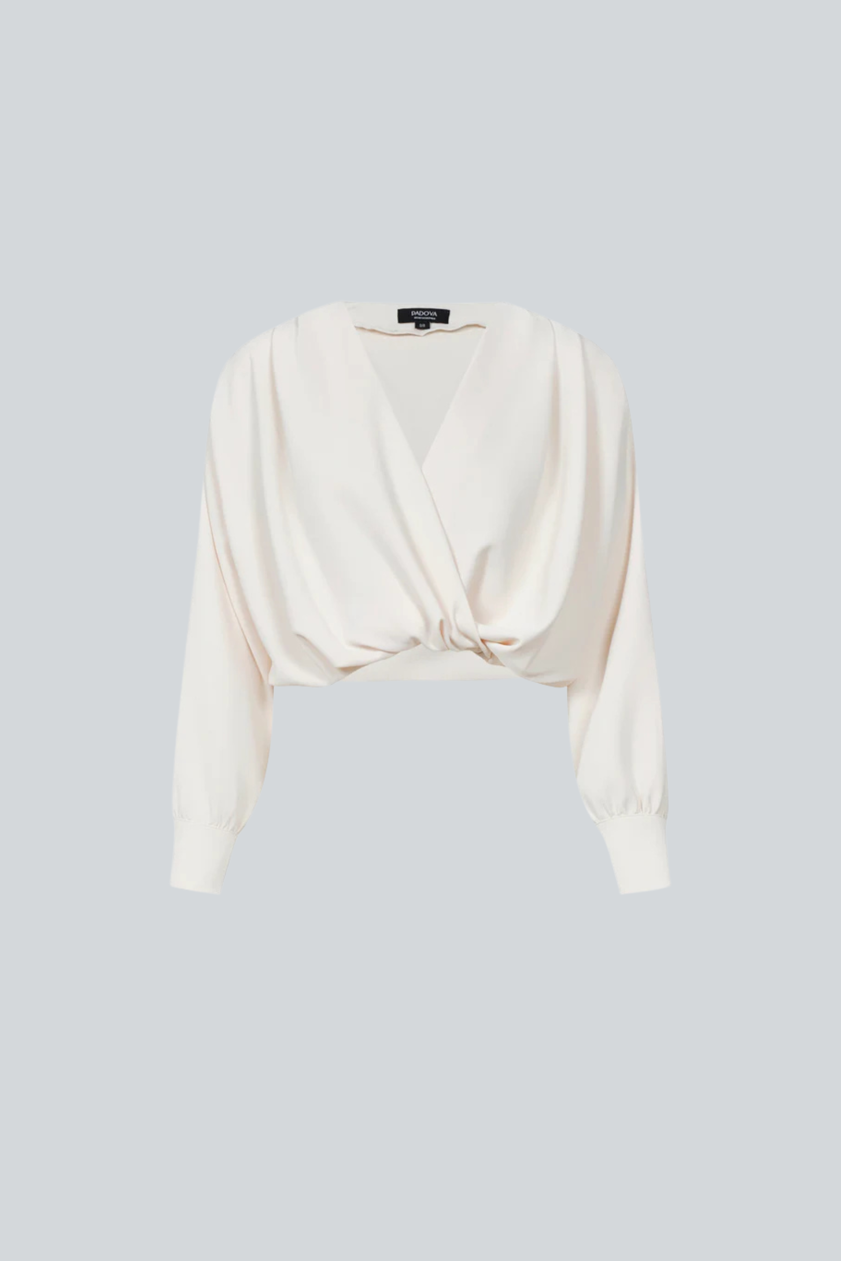 Blusa Goya natural de silueta envolvente con escote en V y mangas largas vista frontal.
