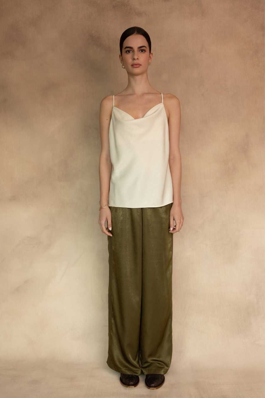Blusa ivory de Entos con escote drapeado.  