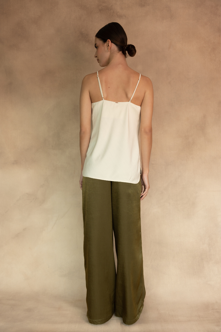Blusa de tirantes de diseñador en color ivory de Entos. 