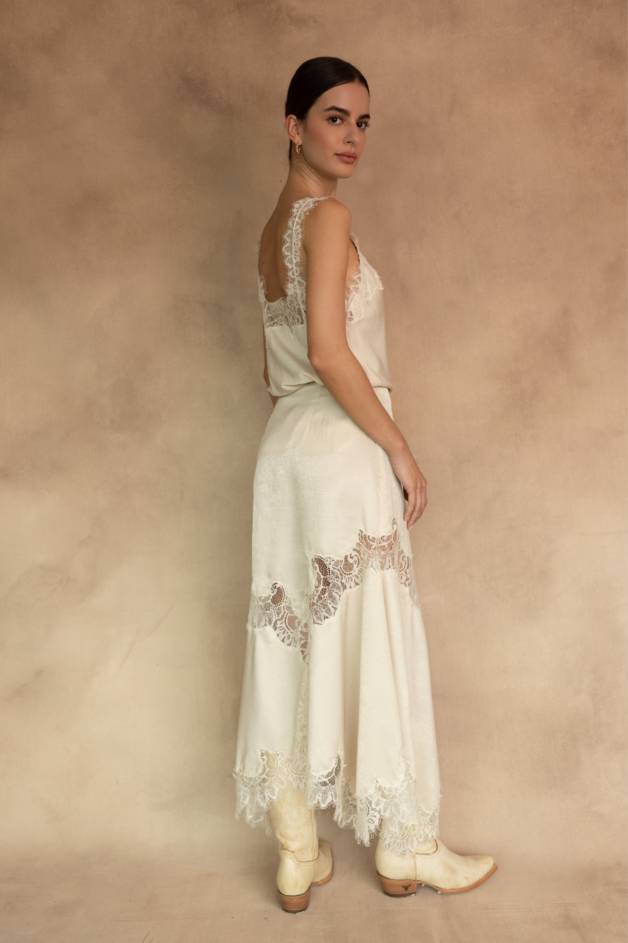 Falda Amarante de Entos vista posterior, falda midi ivory con detalle de encaje
