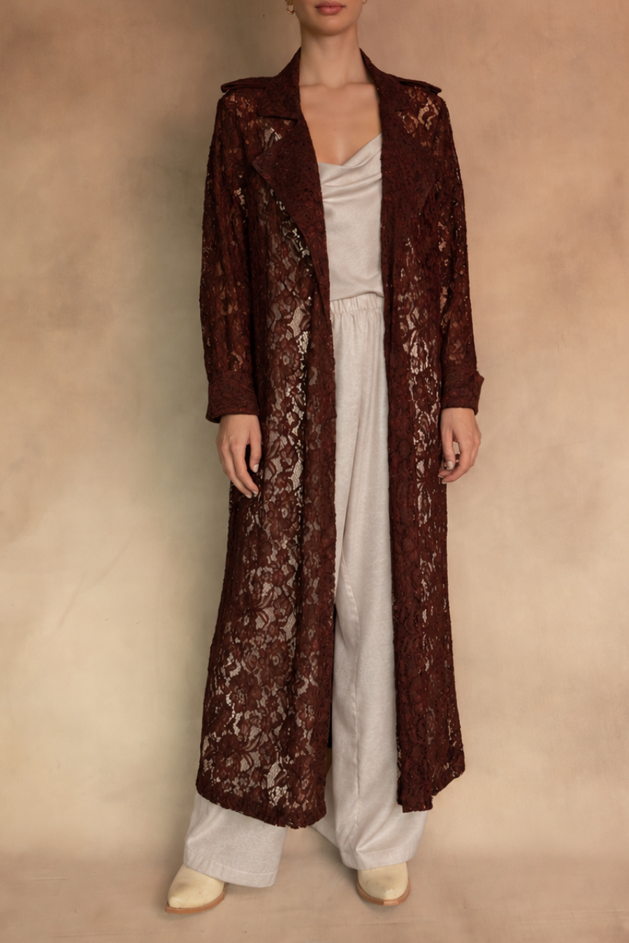Trench Cherie de Entos, gabardina larga de encaje color marrón vista modelo