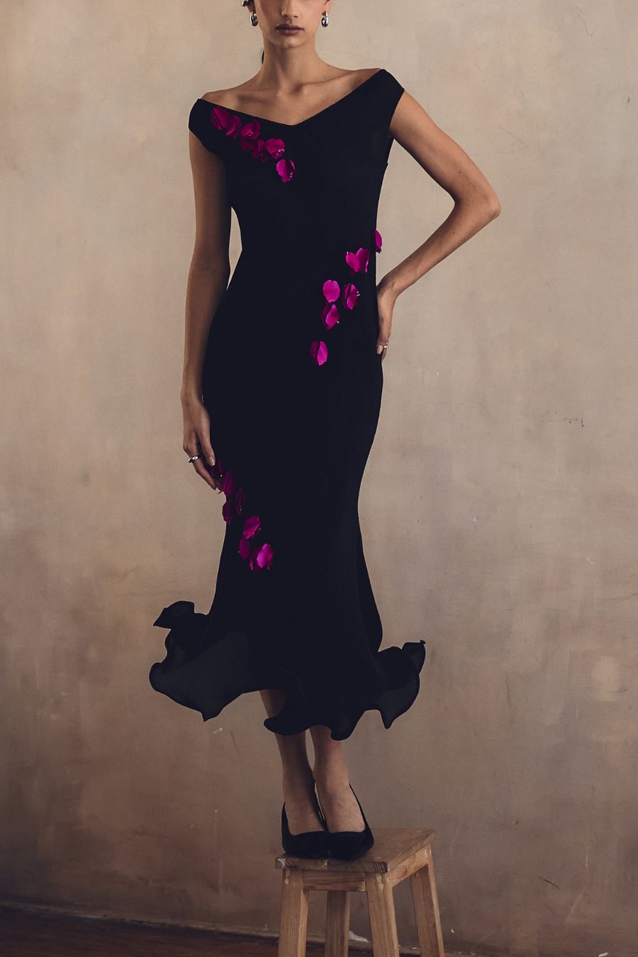 Vestido negro con flores rosas