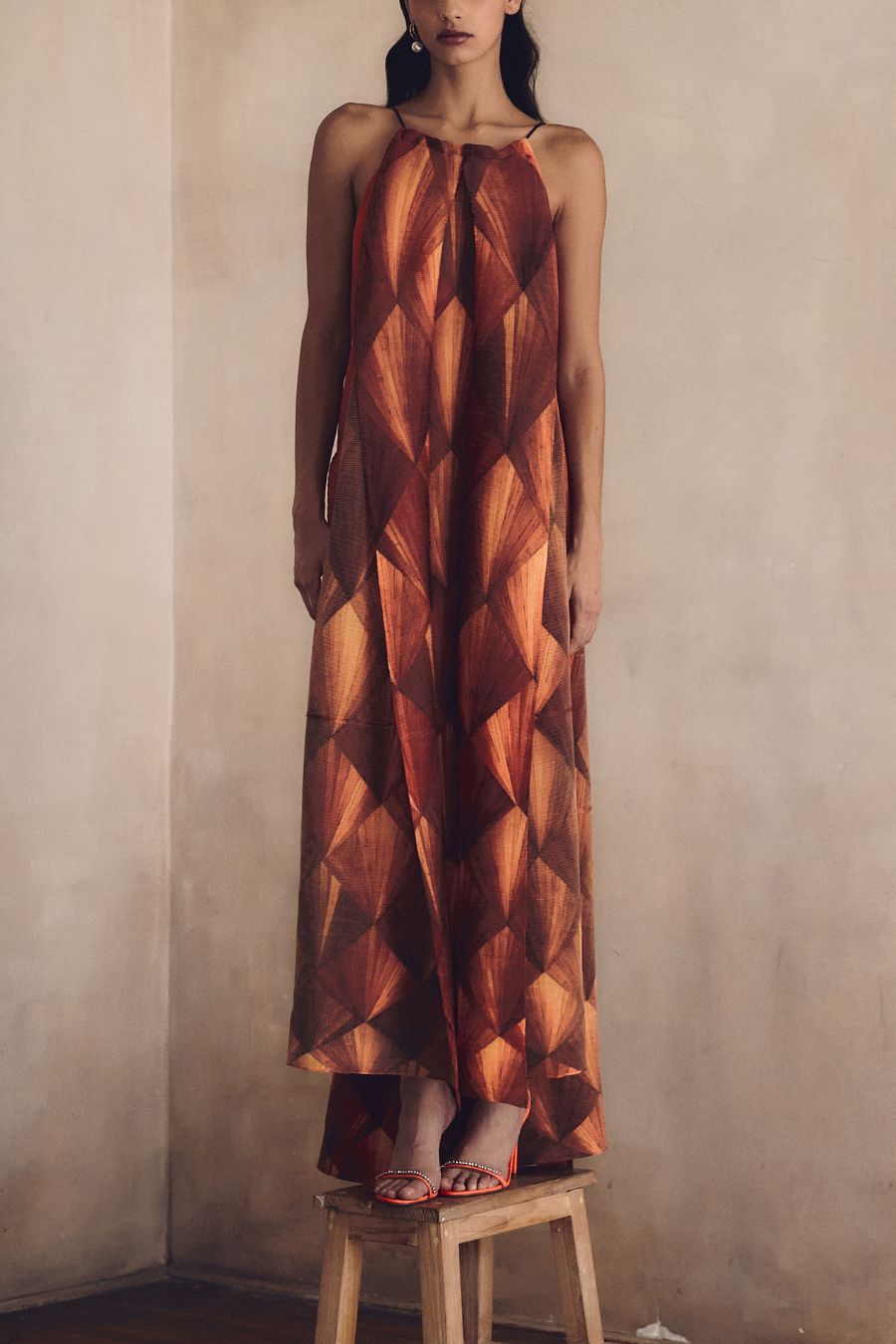 vestido con escote halter fuego naranja