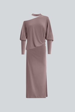 Vestido largo de un hombro con mangas largas.