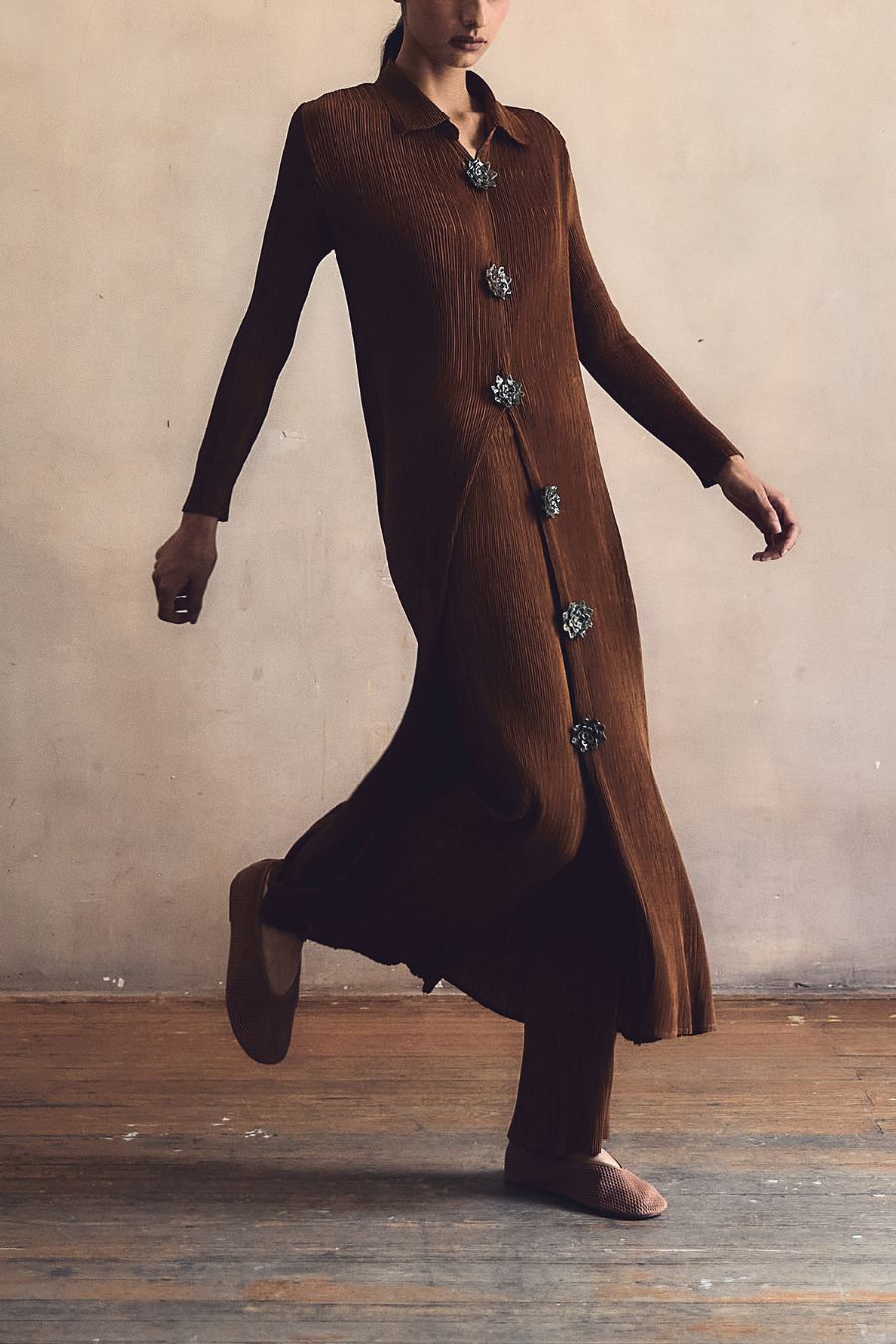 Abrigo de algodón café con botones