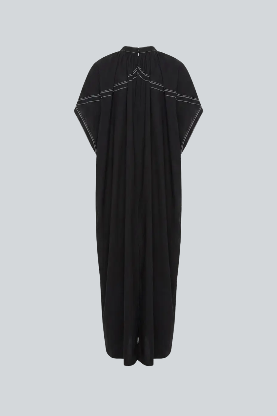 Vestido Comalapa de Cancino, vestido de lino negro con costuras en contraste blanco vista posterior.